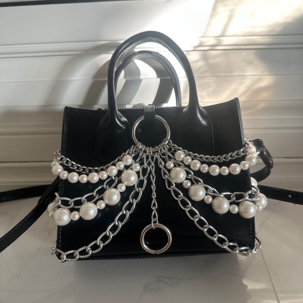 JUNYA WATANABE
Pearl x Chain Top Handle Bag